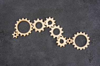 Siyah arka planda ahşap dişliler 