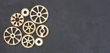 Siyah arka planda ahşap dişliler 