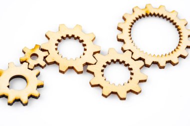 Beyaz arka planda ahşap dişliler 