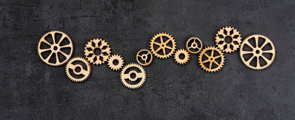 Деревянные шестерни на черном фоне 
