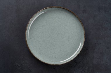 Rustik Taş Masası 'na boş seramik tabak. Minimalist Yemek Konsepti