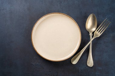 Rustik Taş Masası 'na boş seramik tabak. Minimalist Yemek Konsepti