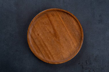 Rustik Taş Masası 'na boş seramik tabak. Minimalist Yemek Konsepti