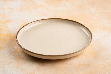 Rustik Taş Masası 'na boş seramik tabak. Minimalist Yemek Konsepti