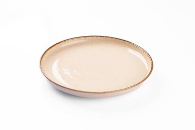 beyaz zemin üzerinde boş seramik tabak