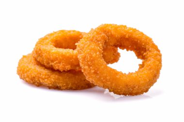 Beyaz arkaplanda kızarmış soğan halkaları