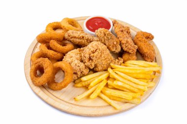 Tavuk filetosu, kanat, soğan halkası ve patates kızartması.