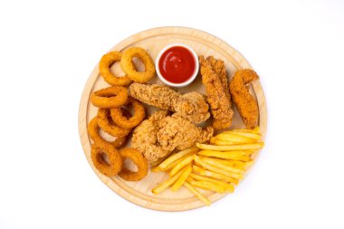 Tavuk filetosu, kanat, soğan halkası ve patates kızartması.