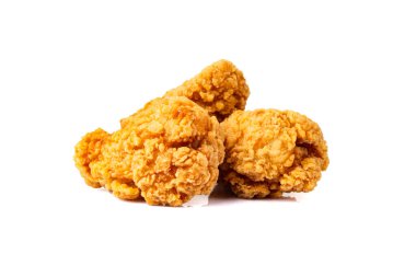 Lezzetli ve kızarmış tavuk budu beyaz arka planda.