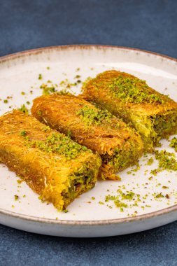 Lezzetli Türk fıstıklı kadayif tatlısı. Burma kadayif tabakta