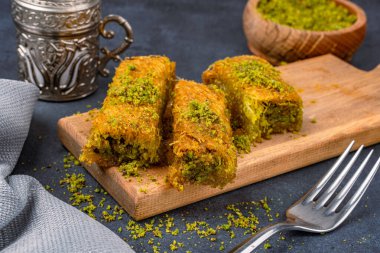 Lezzetli Türk fıstıklı kadayif tatlısı. Beyaz arkaplanda Burma kadayif