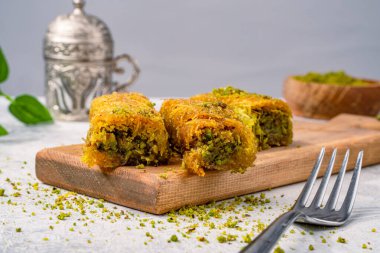 Lezzetli Türk fıstıklı kadayif tatlısı. Beyaz arkaplanda Burma kadayif