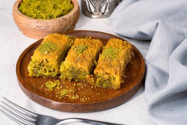 Lezzetli Türk fıstıklı kadayif tatlısı. Beyaz arkaplanda Burma kadayif