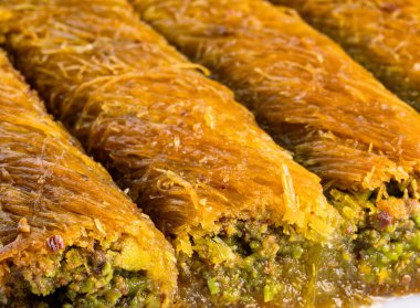 Lezzetli Türk fıstıklı kadayif tatlısı. Beyaz arkaplanda Burma kadayif