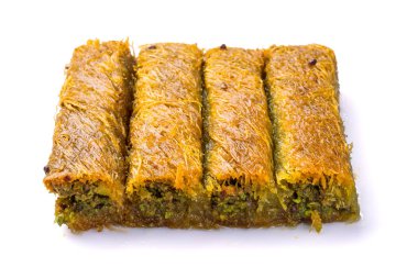 Lezzetli Türk fıstıklı kadayif tatlısı. Beyaz arkaplanda Burma kadayif