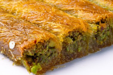 Lezzetli Türk fıstıklı kadayif tatlısı. Beyaz arkaplanda Burma kadayif