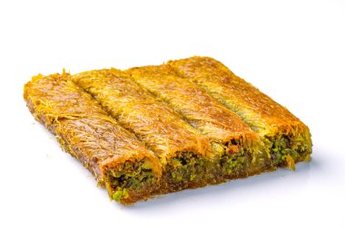 Lezzetli Türk fıstıklı kadayif tatlısı. Beyaz arkaplanda Burma kadayif