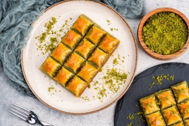 Klasik arka planda Türk fıstıklı baklava. Özel mini baklava