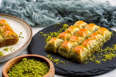 Klasik arka planda Türk fıstıklı baklava. Özel mini baklava
