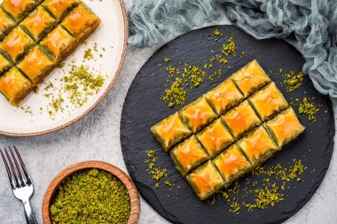 Klasik arka planda Türk fıstıklı baklava. Özel mini baklava