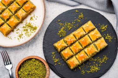 Klasik arka planda Türk fıstıklı baklava. Özel mini baklava