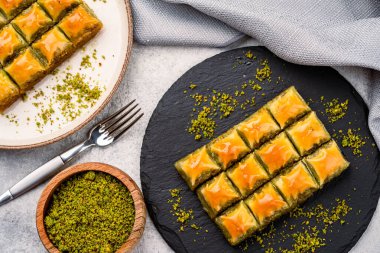 Klasik arka planda Türk fıstıklı baklava. Özel mini baklava