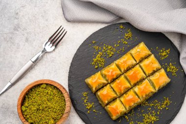 Klasik arka planda Türk fıstıklı baklava. Özel mini baklava
