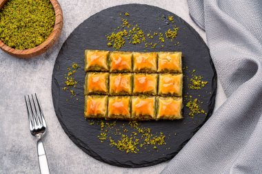 Klasik arka planda Türk fıstıklı baklava. Özel mini baklava