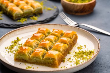 Klasik arka planda Türk fıstıklı baklava. Özel mini baklava
