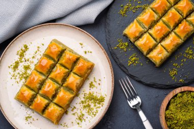 Klasik arka planda Türk fıstıklı baklava. Özel mini baklava
