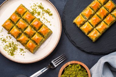 Klasik arka planda Türk fıstıklı baklava. Özel mini baklava