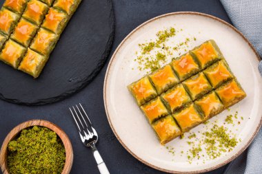 Klasik arka planda Türk fıstıklı baklava. Özel mini baklava