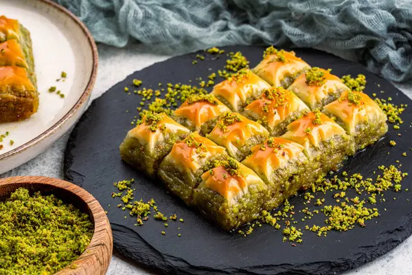 Klasik arka planda Türk fıstıklı baklava. Özel mini baklava