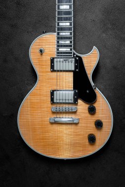 elektro gitar siyah arkaplanda izole edildi.