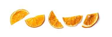 Beyaz arka planda kurumuş portakal dilimleri.