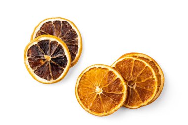 Beyaz arka planda kurumuş portakal dilimleri.