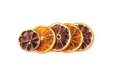 Beyaz arka planda kurumuş portakal dilimleri.