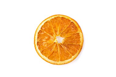 Beyaz arka planda kurumuş portakal dilimleri.