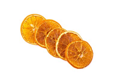 Beyaz arka planda kurumuş portakal dilimleri.