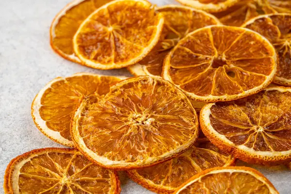 Beyaz arka planda kurumuş portakal dilimleri.