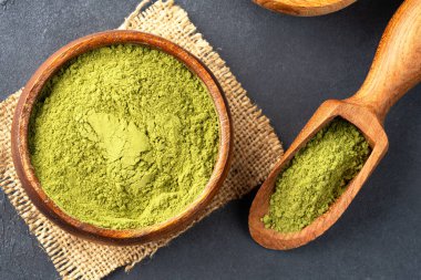 Kına, buğday çimi ya da siyah arkaplanda kibrit tozu