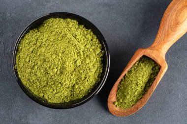 Kına, buğday çimi ya da siyah arkaplanda kibrit tozu