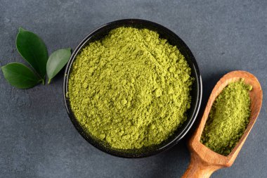 Kına, buğday çimi ya da siyah arkaplanda kibrit tozu