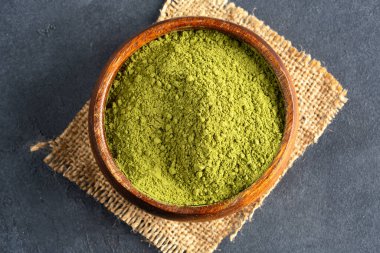 Kına, buğday çimi ya da siyah arkaplanda kibrit tozu