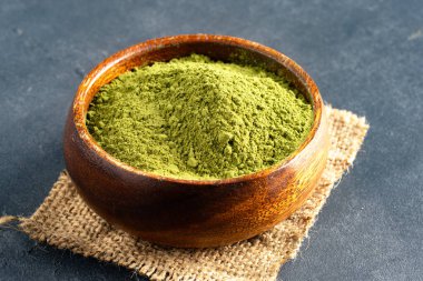 Kına, buğday çimi ya da siyah arkaplanda kibrit tozu