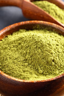 Kına, buğday çimi ya da siyah arkaplanda kibrit tozu