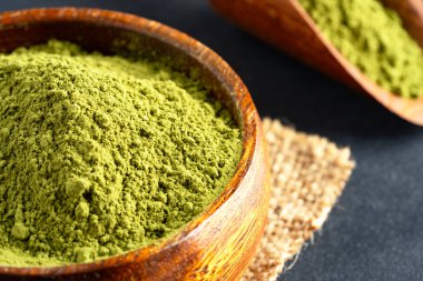 Kına, buğday çimi ya da siyah arkaplanda kibrit tozu