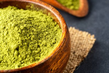 Kına, buğday çimi ya da siyah arkaplanda kibrit tozu