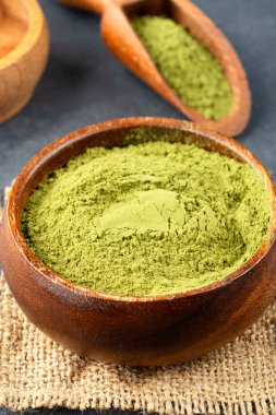 Kına, buğday çimi ya da siyah arkaplanda kibrit tozu