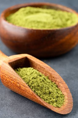 Kına, buğday çimi ya da siyah arkaplanda kibrit tozu